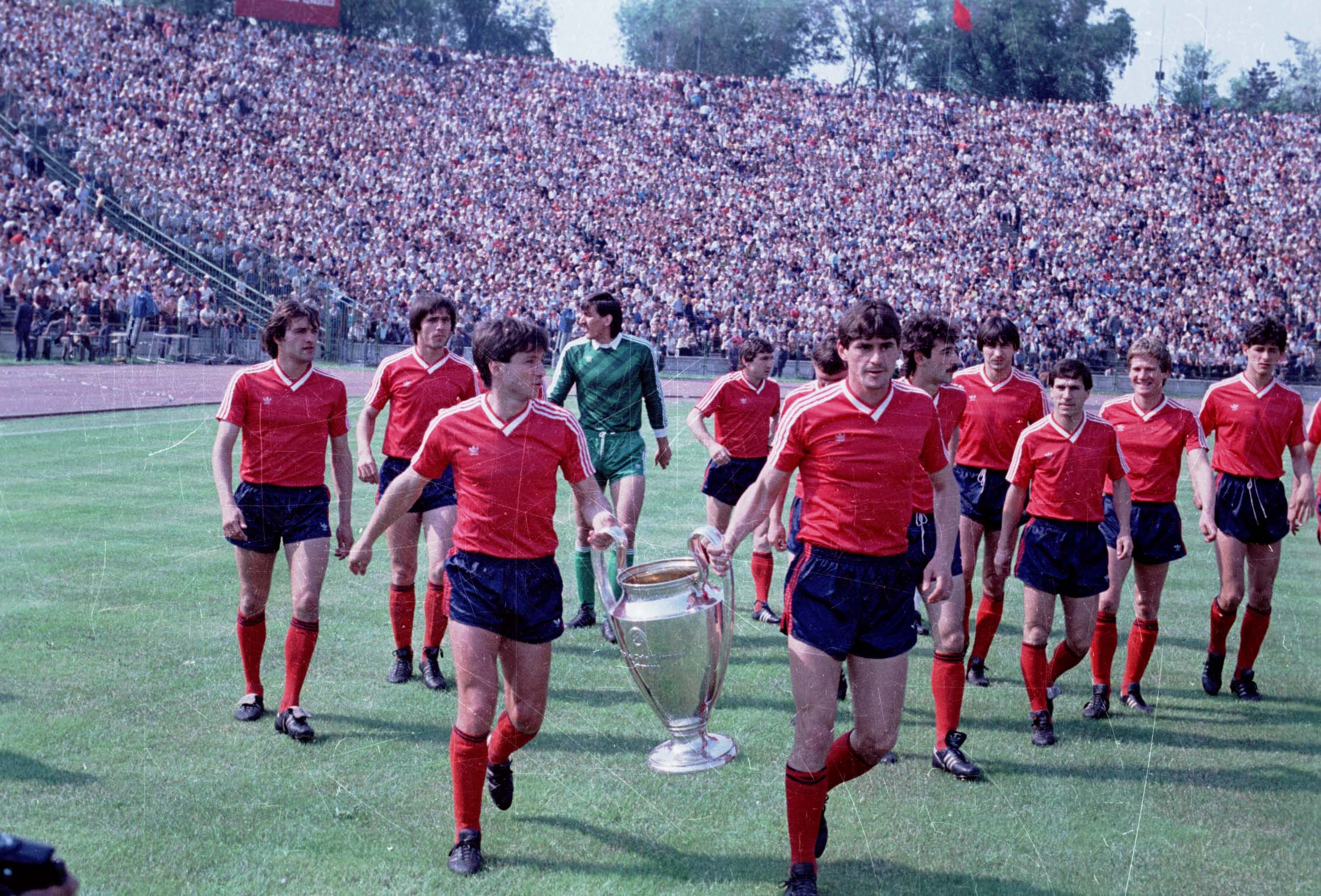La primul meci oficial de după finala Cupei Campionilor Europeni, 5-1 în sferturile Cupei României, contra celor de la Progresul Vulcan, roș-albaștrii au prezentat trofeul celor 70.000 de steliști prezenți pe fostul ”23 August”