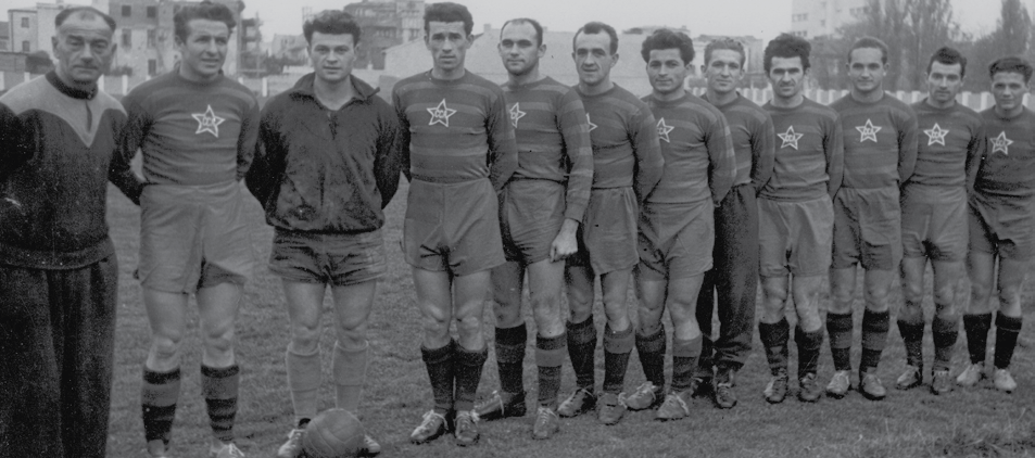 Fotografiile echipelor se făceau „pe un singur rând”. De la stânga la dreapta, antrenorul Ronnay, „Piți” Apolzan, Costică Toma etc, mândri că poartă steaua „CCA” pe piept.