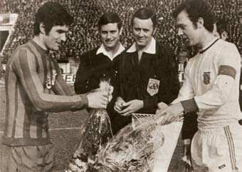 Căpitanul Stelei, Sătmăreanu (stânga), înaintea meciului de la București cu Bayern, dând mâna cu omologul său, ”Kaiserul” Beckenbauer