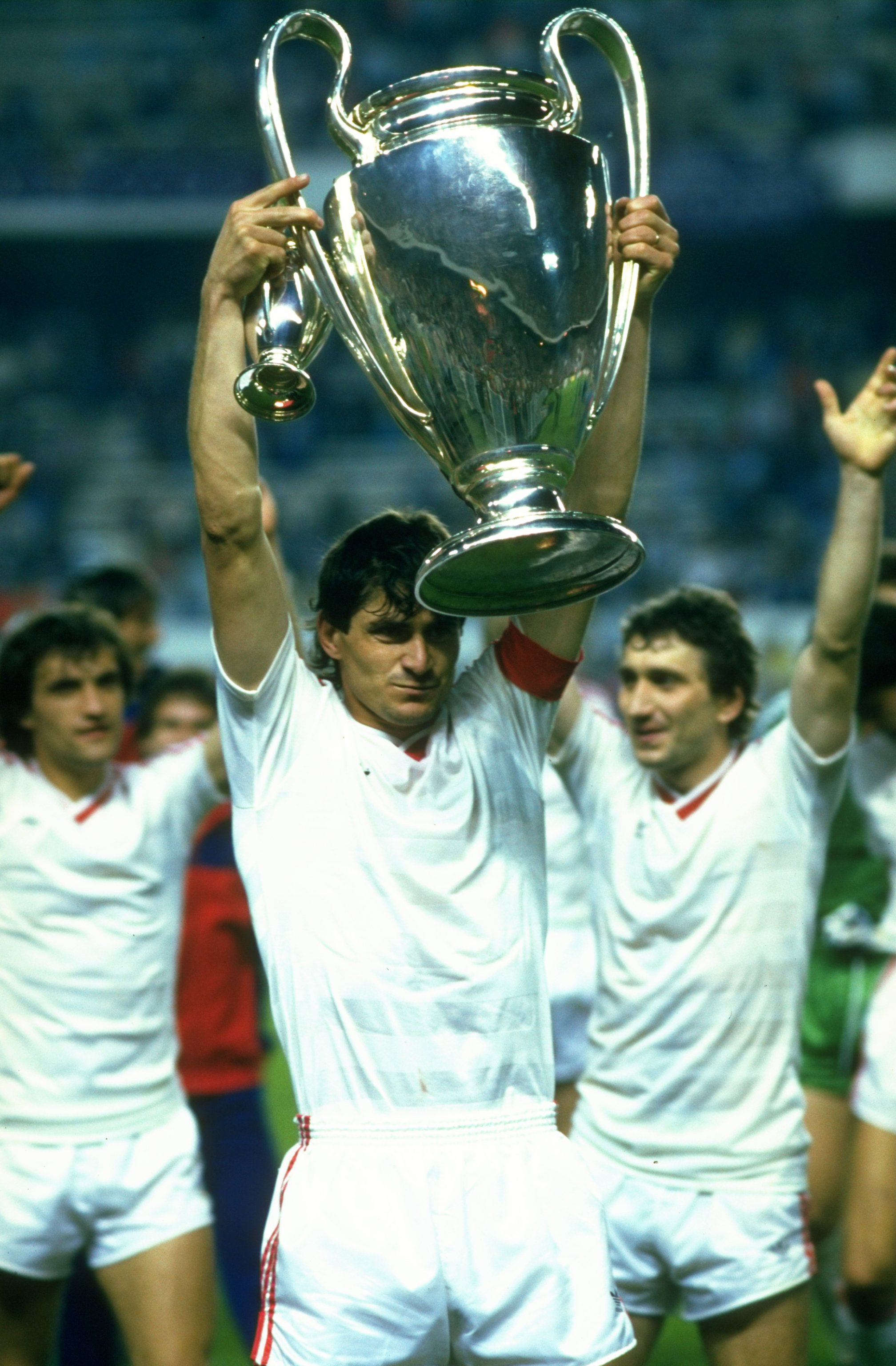 Căpitanul Ștefan Iovan ridică deasupra capului cel mai râvnit trofeu din fotbal, pe Ramon Sanchez Pizjuan, din Sevilla.