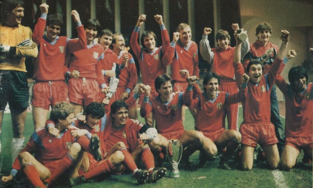Roș-albaștrii savurează câștigarea celui de-al doilea trofeu continental, Super Cupa Europei, după 1-0 împotriva celor de la Dinamo Kiev (24 februarie 1987 – Louis II, Monaco)